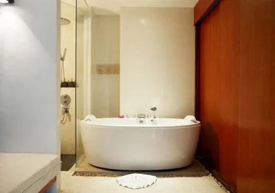 Villa con piscina frente a la playa y minibar diario gratuito — La Flora Resort Patong